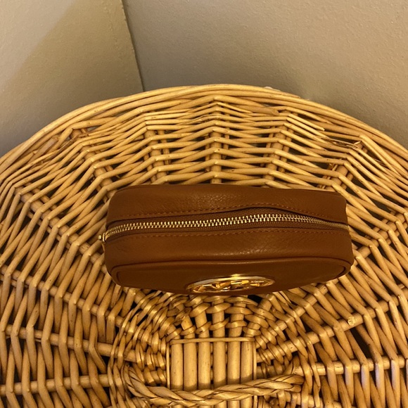 Michael Kors
100% Leather - Picture 2 of 9